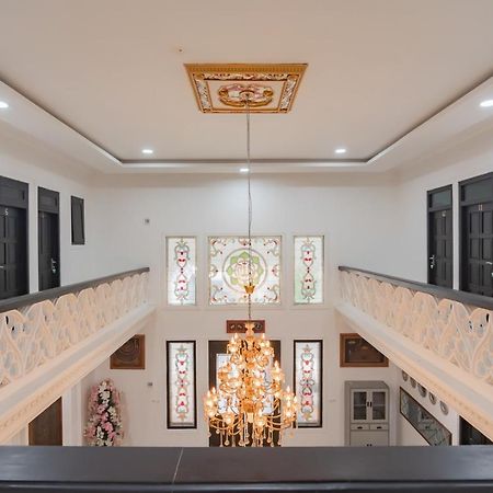 Family Homestay Syariah Cirebon Mitra Reddoorz Exterior foto
