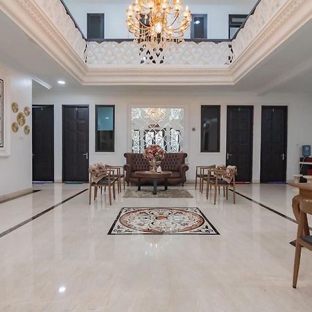 Family Homestay Syariah Cirebon Mitra Reddoorz Exterior foto