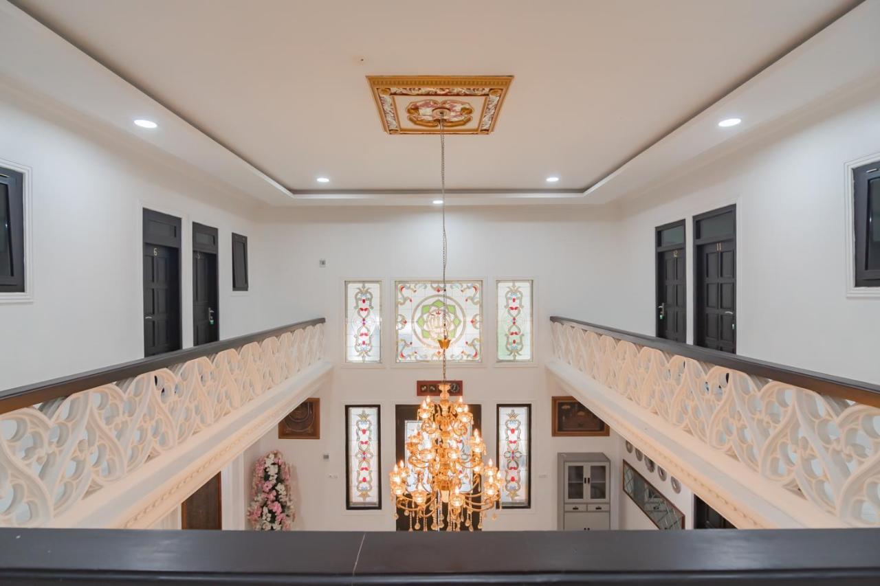 Family Homestay Syariah Cirebon Mitra Reddoorz Exterior foto