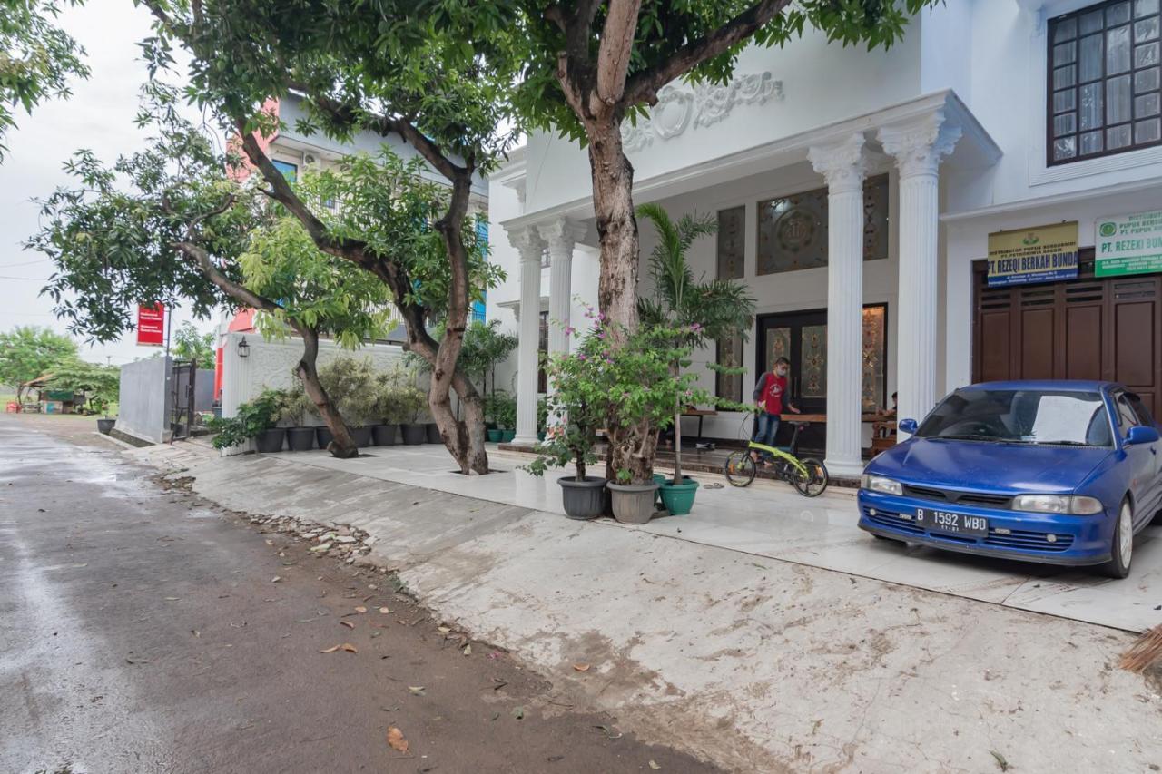 Family Homestay Syariah Cirebon Mitra Reddoorz Exterior foto